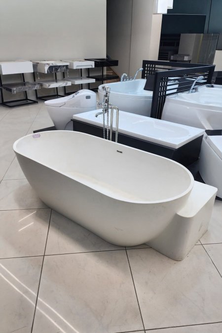 بانيو فري ستاند بيضاوي مع قاعدة جانبية